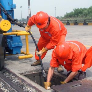 揚(yáng)州328國道百余噸吊車側(cè)翻 3臺(tái)起重機(jī)合力扶正